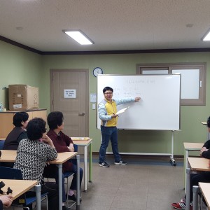 4월 어르신 뜨개질 모임 이미지