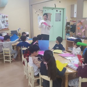 재능기부성인봉사단-종이접기봉사 이미지