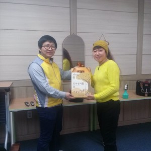 자원봉사자 명절선물 전달 이미지